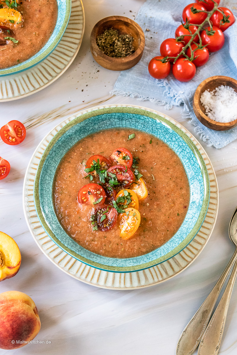 Super erfrischende Gazpacho mit Tomaten und Pfirsichen.
