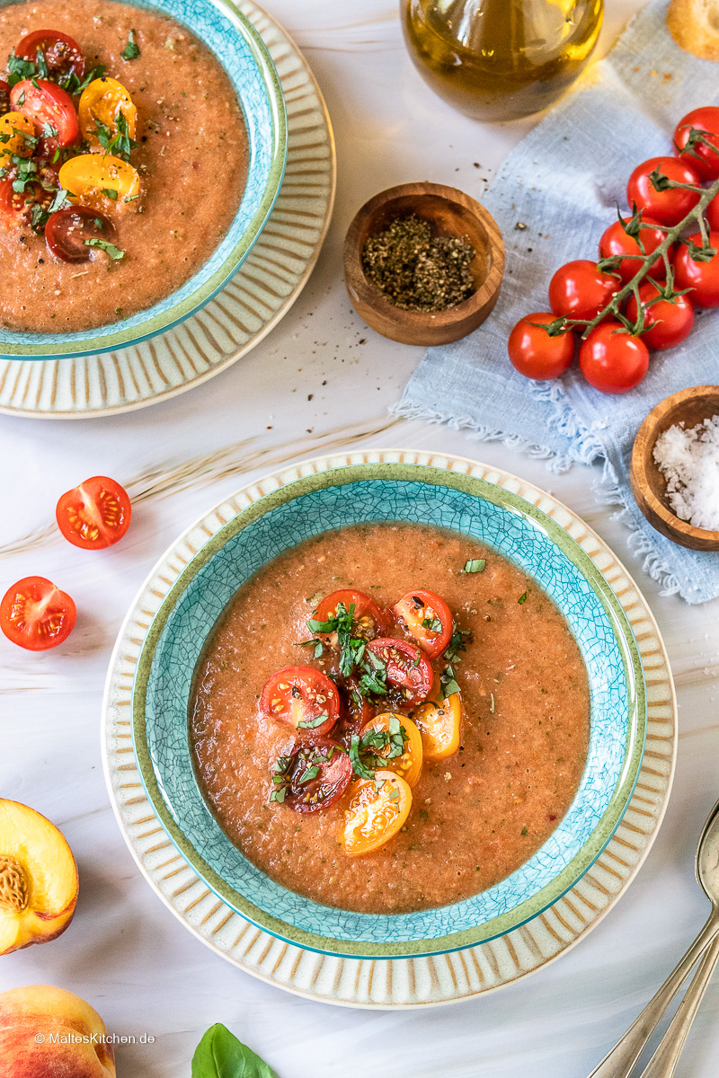 Pfirisch Gazpacho mit Tomaten.