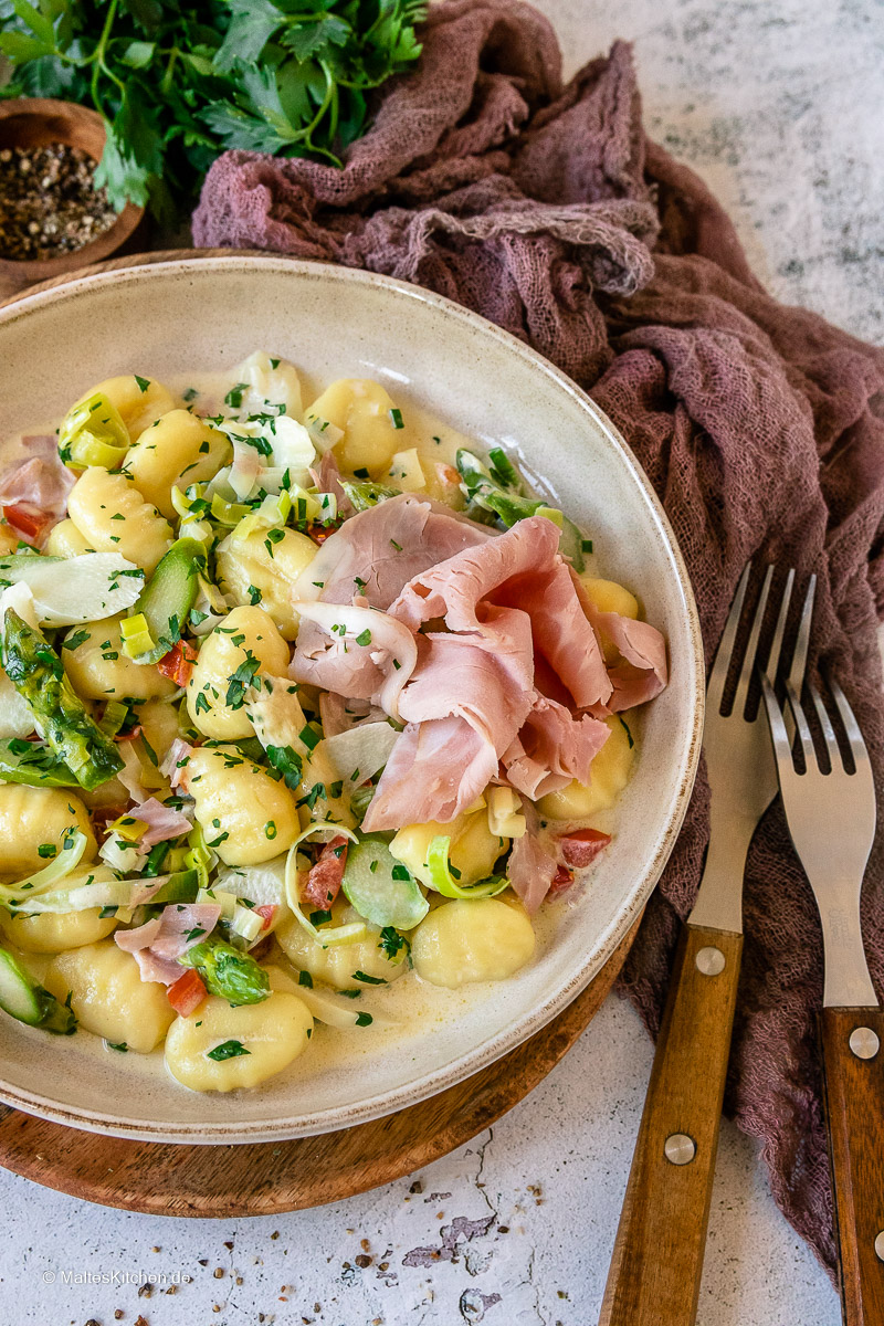 Gnocchi mit Spargel und Schinken.