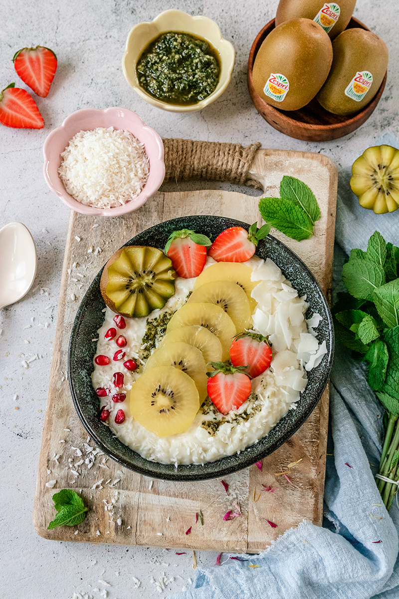 Milchreis mit Kokos, Zespri Kiwi und Erdbeeren.