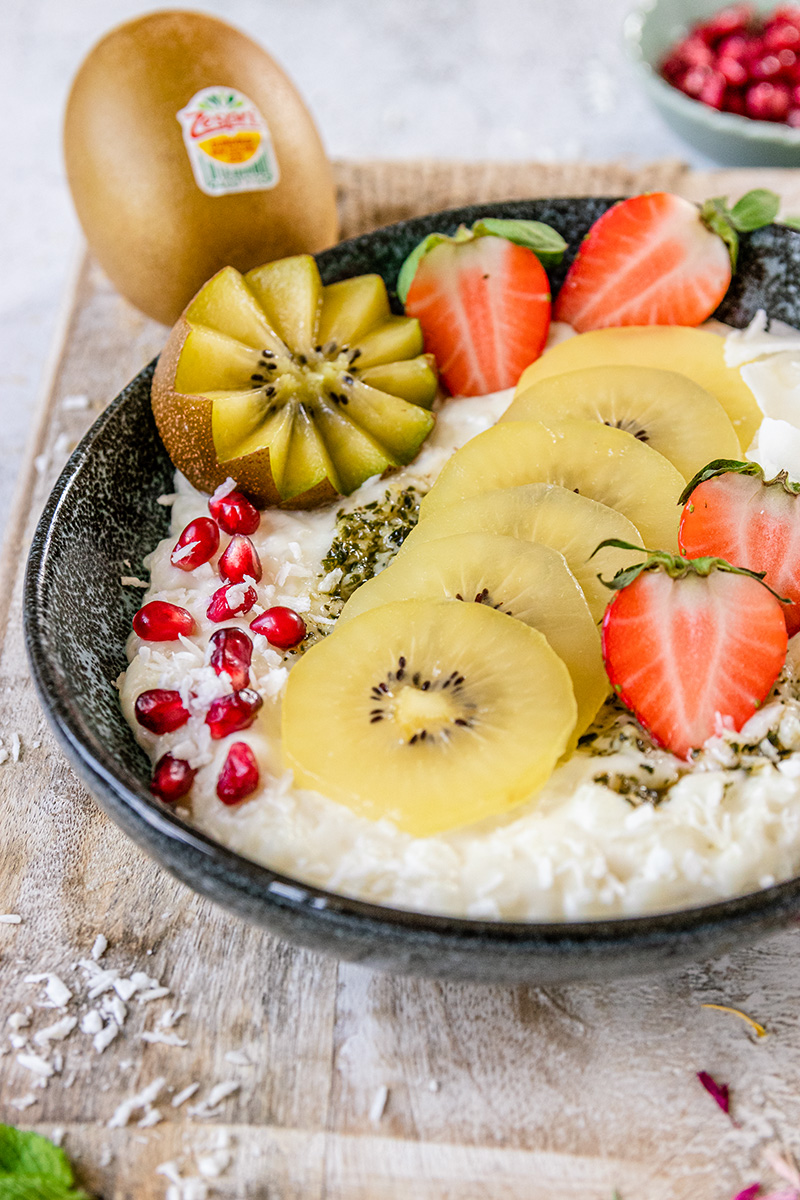 Kokos-Milchreis mit Kiwiund Erdbeeren.