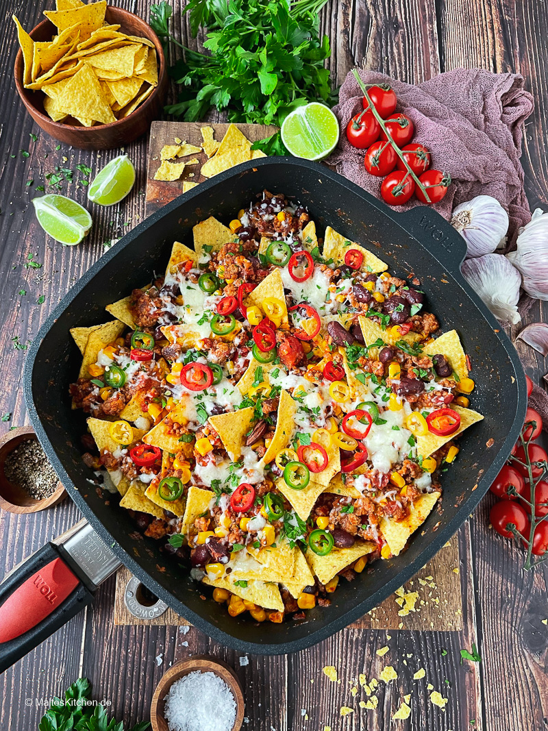 Nachopfanne mit Hackfleisch, Mais, Kitneybohnen und Käse.