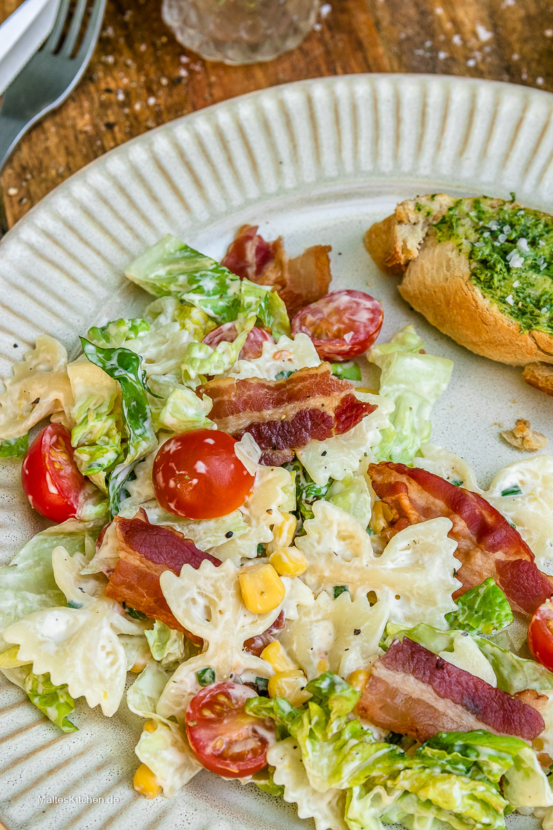 Speck, Salat und Tomaten als Grillsalat.