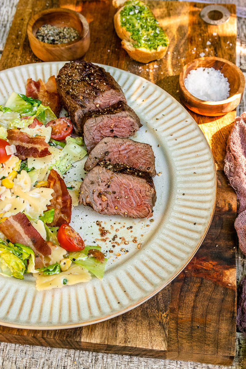 Der Salat schmeckt super als Beilage zu gegrilltem Fleisch.
