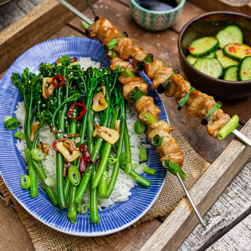 Rezept für Hähnchen Yakitori mit BIMI Brokkoli und Gurkensalat