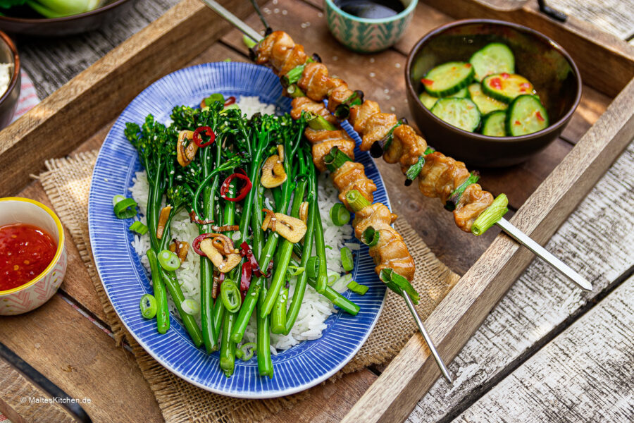 Rezept für Hähnchen Yakitori mit BIMI Brokkoli und Gurkensalat