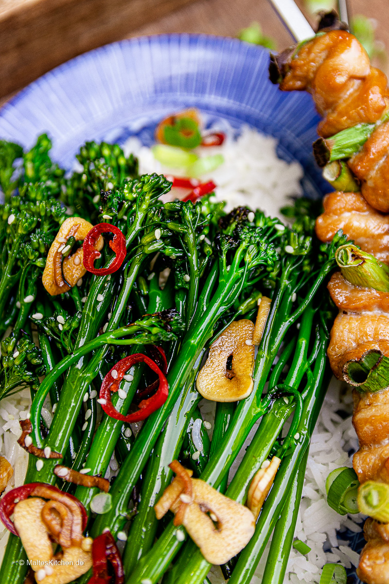 Yakitori Hähnchenspieße mit gegrilltem Bimi® Brokkoli.