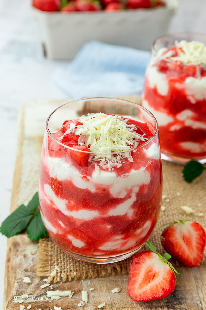 Erdbeeren und Sahnecreme im Glas