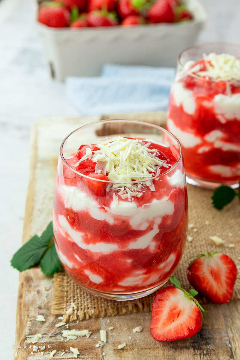 Leckeres Dessert mit Erdbeeren und Sahne-Quark-Creme