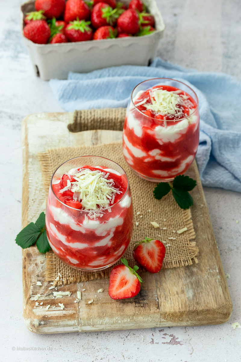 Leckeres Erdbeerdessert mit Sahne, Quark und weißer Schokolade.