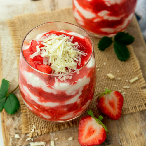 Rezept für ein schnelles Dessert mit Erdbeeren und Sahnecreme im Glas