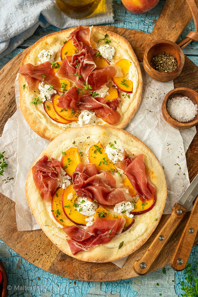 Flammkuchen mit Nektarinen, Schinken und Ziegenfrischkäse.