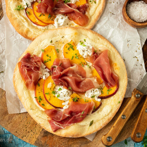 Rezept Flammkuchen mit Serrano-Schinken, Pfirsichen und Ziegenfrischkäse.