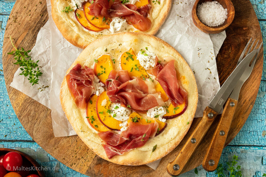 Rezept Flammkuchen mit Serrano-Schinken, Pfirsichen und Ziegenfrischkäse.