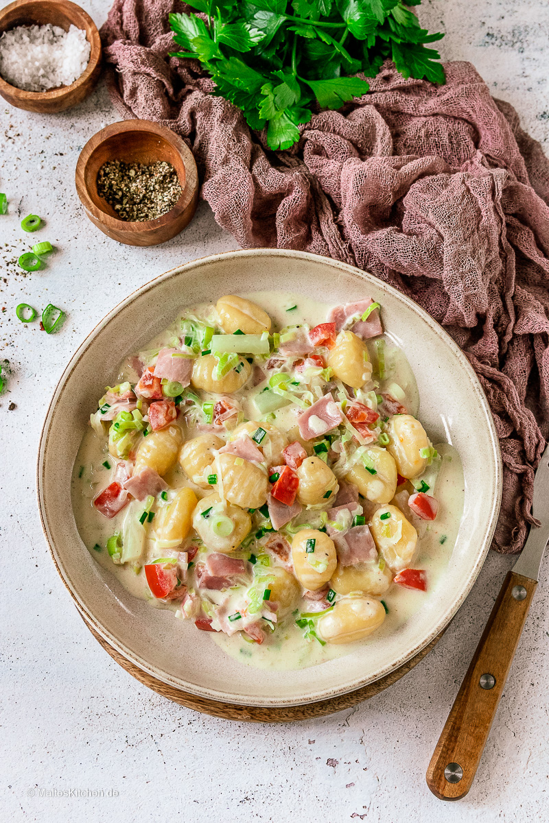 Gnocchi-Pfanne mit Gemüse und cremiger Sauce.