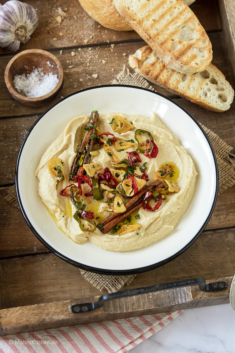 Super leckerer Humus nach Ottolenghi mit pikantem Topping.