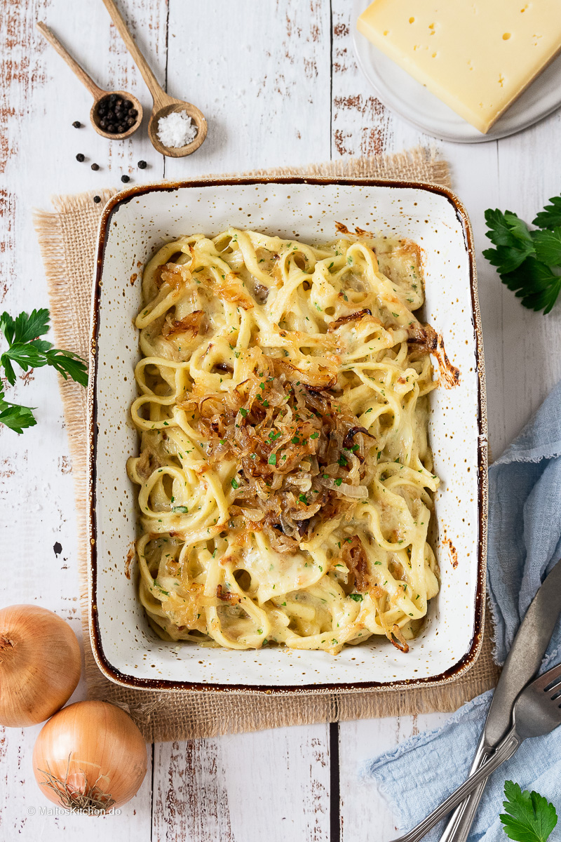 Cremige Käsespätzle mit viel Käse.