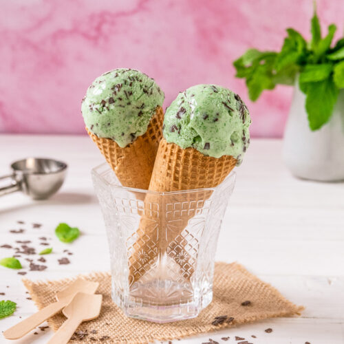 Rezept für ein cremiges Minzeis mit Schokostückchen