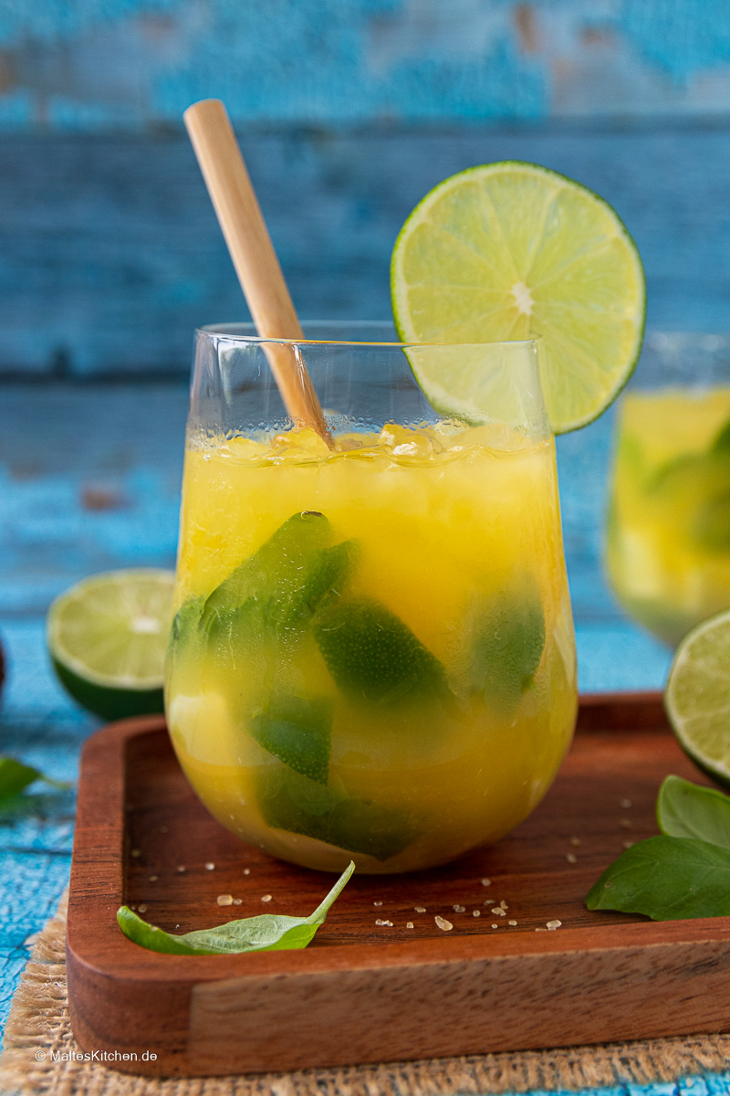 Super erfrischender Sommerdrink mit Orangesaft, Limetten und Basilikum.