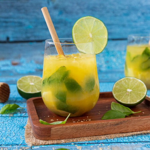 Rezept für einen super leckeren Sommerdrink mit Orangensaft, Limetten und Basilikum.