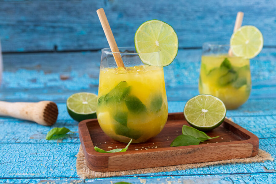 Rezept für einen super leckeren Sommerdrink mit Orangensaft, Limetten und Basilikum.