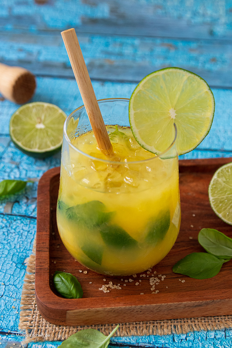 Sommerdrink mit Basilikum und Orangensaft.