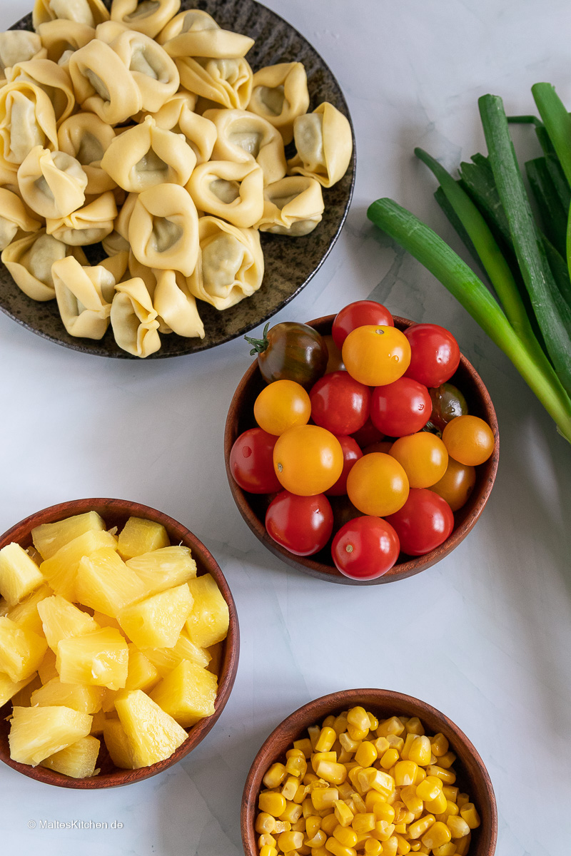 Zutaten für den Tortellinisalat.
