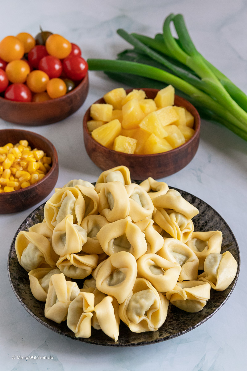 Tortellini für den Salat.