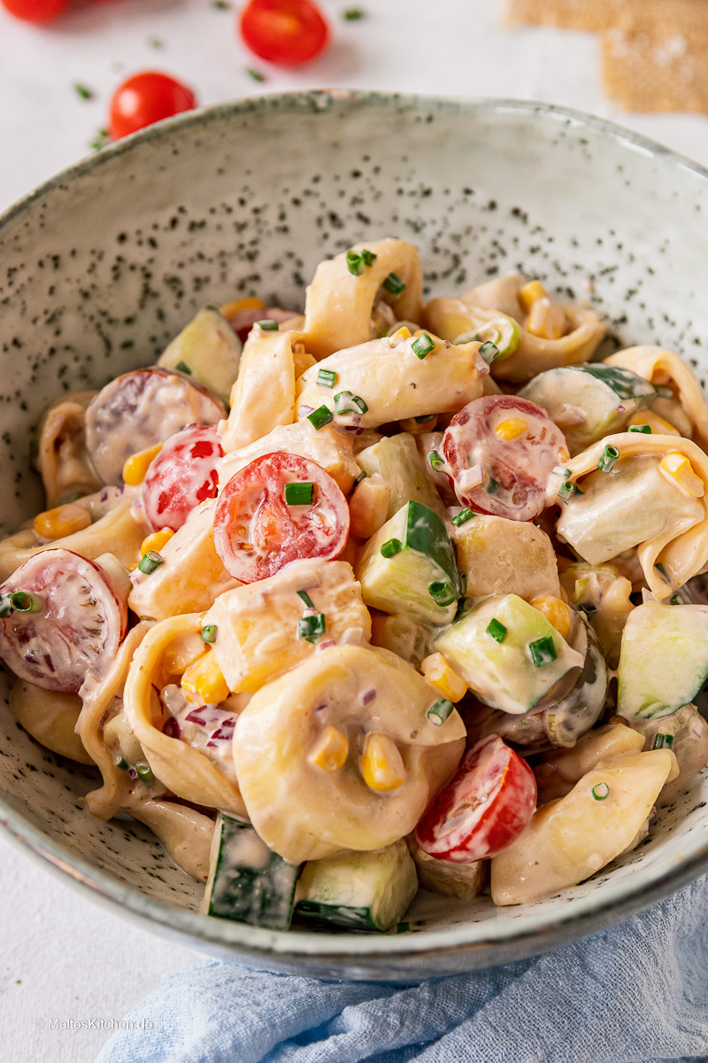 Sommerlicher Salat mit Tortellini, Ananas und Mais.