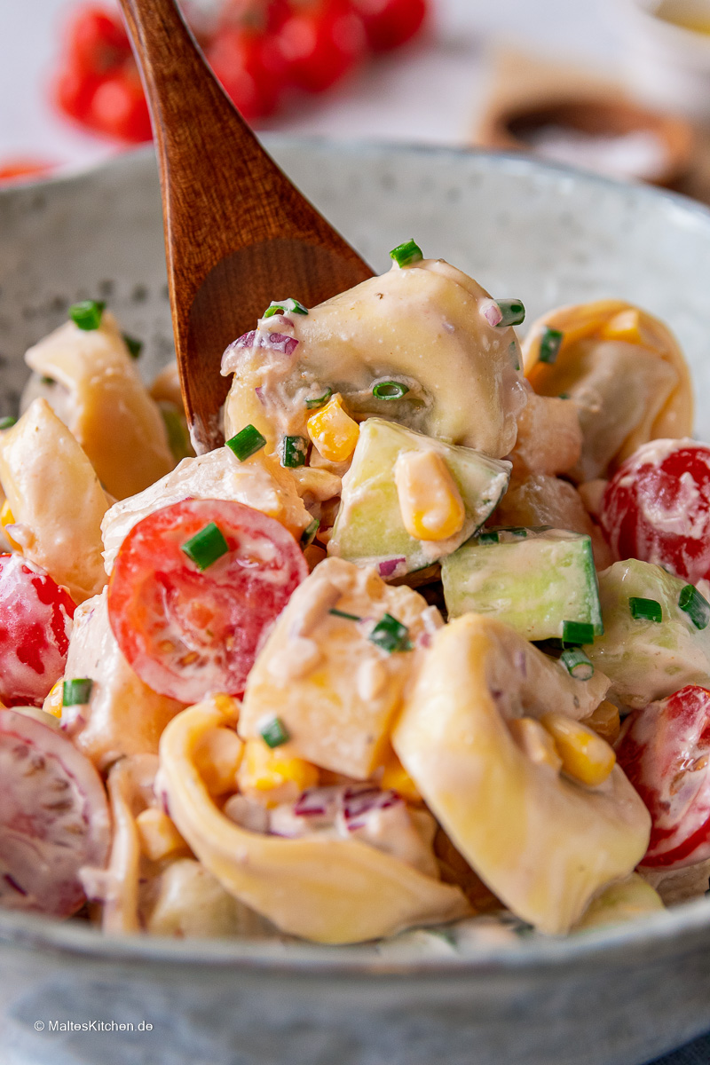 Leckerer Tortellinisalat mit Ananas und amerikanischem Dressing.