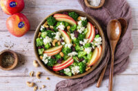 Rezept für einen leckeren Apfel-Brokkoli-Salat mit Nüssen und Cranberrys