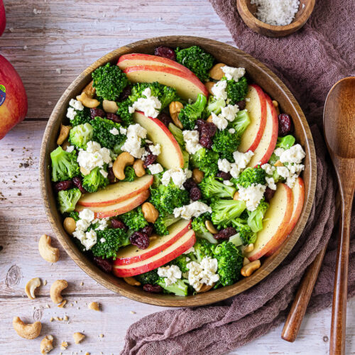 Rezept für einen leckeren Apfel-Brokkoli-Salat mit Nüssen und Cranberrys