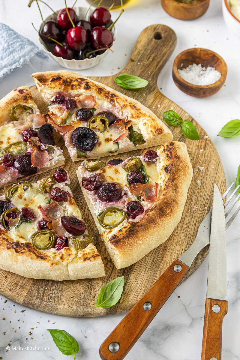 Super leckere weiße Pizza mit TULIP Bacon und Kirschen.