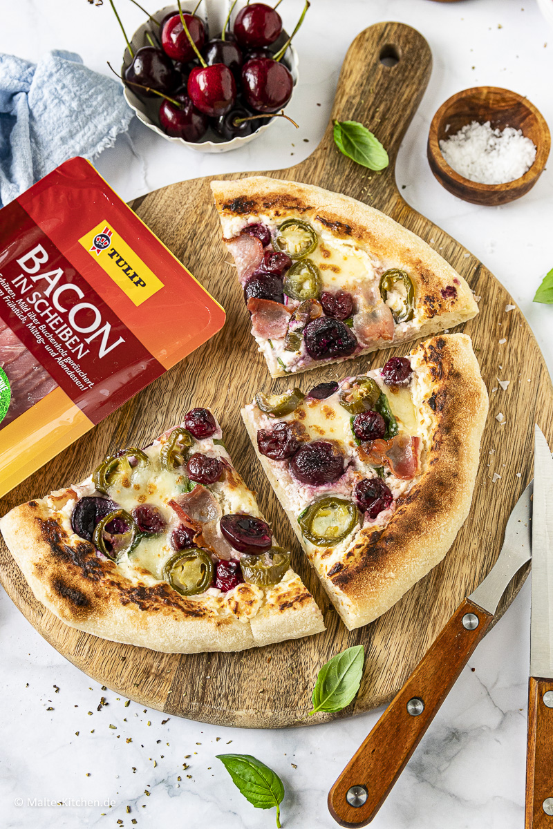 Pizza mit Süßkirschen und TULIP Bacon.