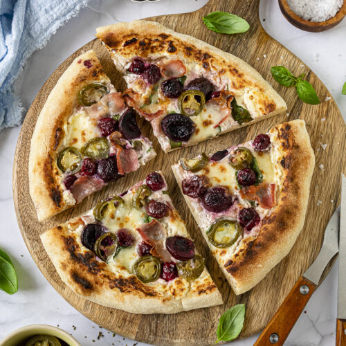 Rezept für eine weiße Pizza mit Bacon, Kirschen, Jalapenos und Spinat