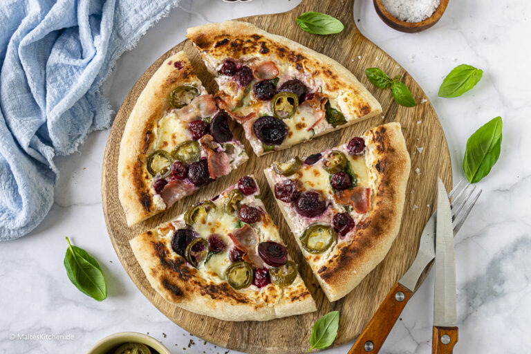 Rezept für eine weiße Pizza mit Bacon, Kirschen, Jalapenos und Spinat