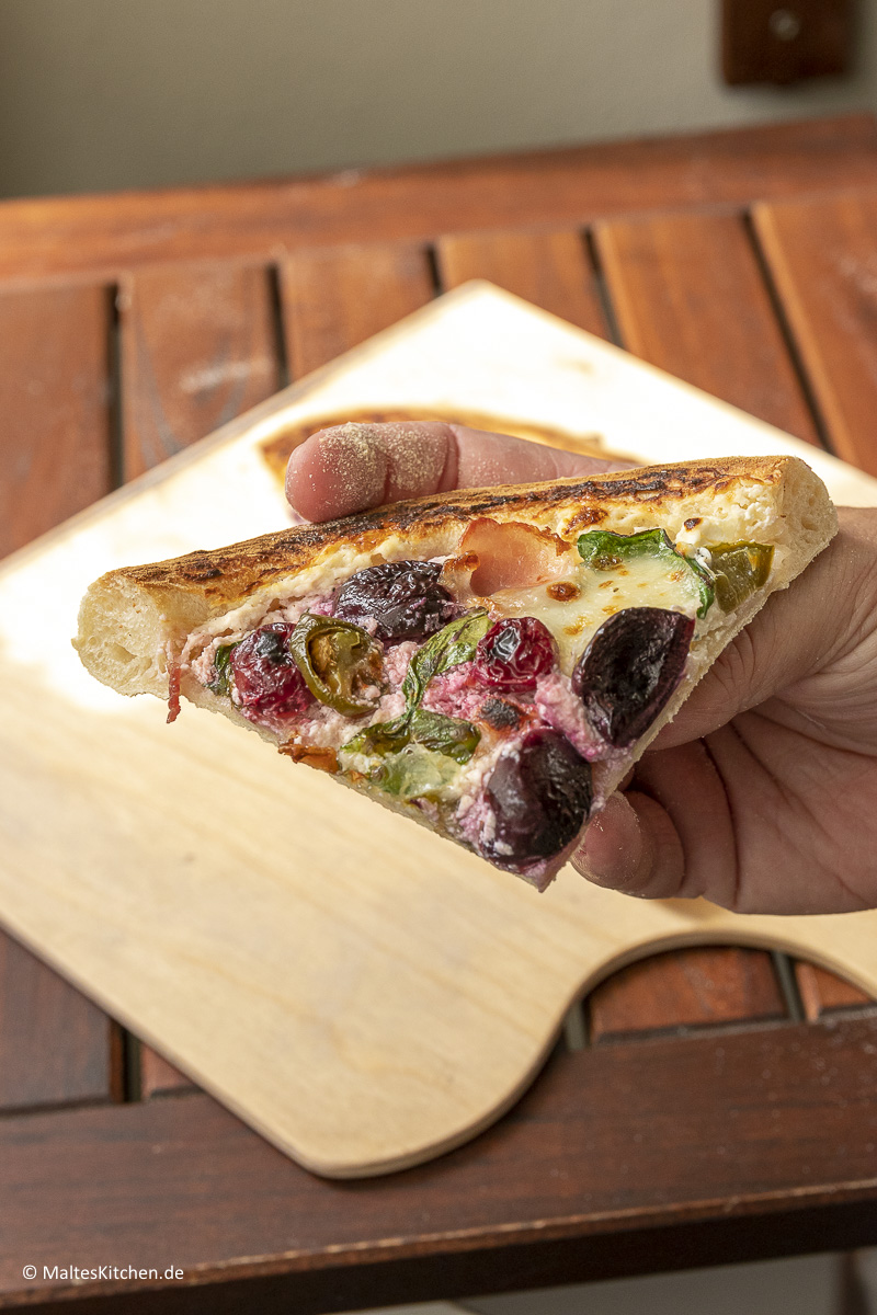 Super leckere Pizza mit Kirschen und Bacon.