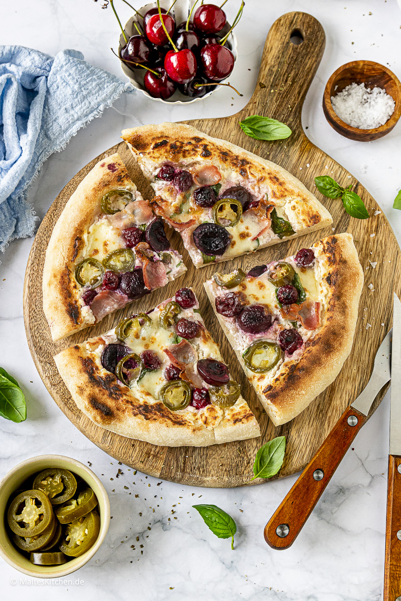 Knusprige Bacon Pizza mit Kirschen, Peperoni und Spinat