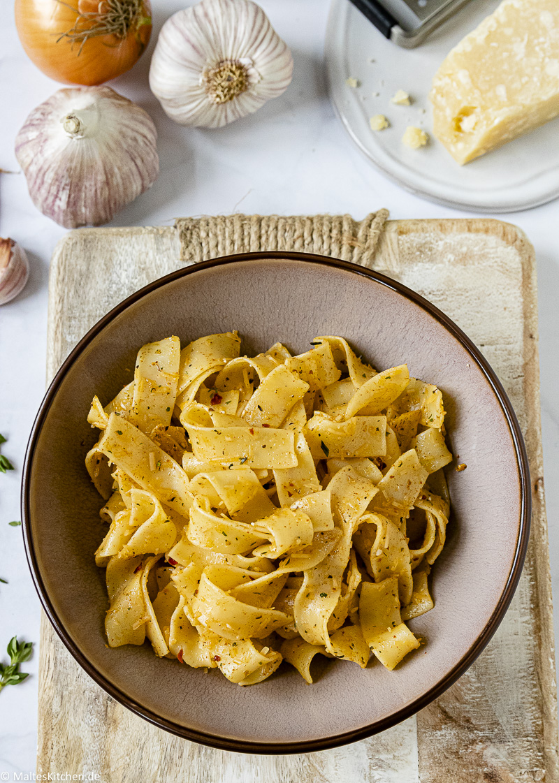 Gewürzte Tagliatelle für die Baked Pasta Chips.