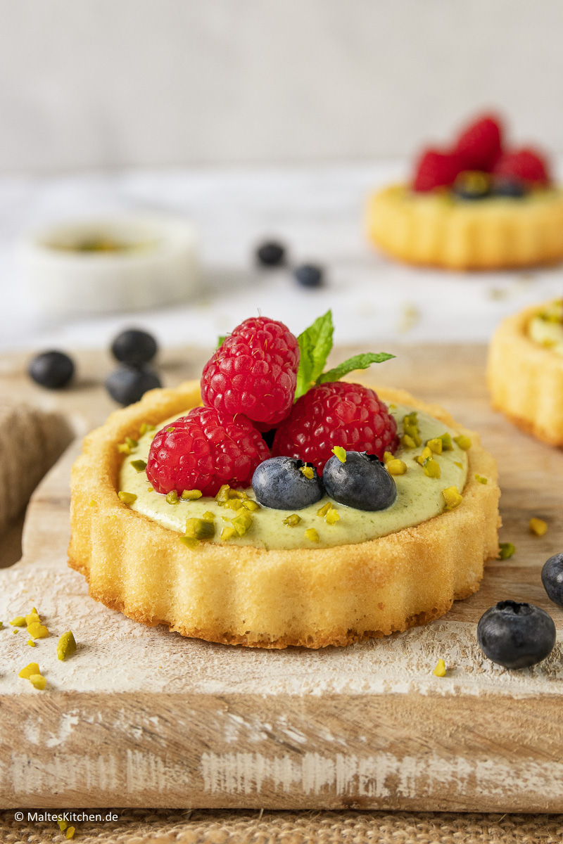 Leckerer Nachtisch aus Biskuit mit Pistaziencreme.