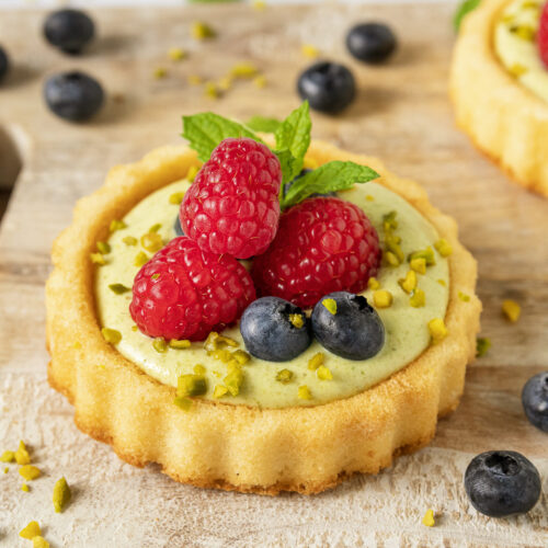 Rezept für leckere Biskuit-Törtchen mit Pistaziencreme und Himbeeren