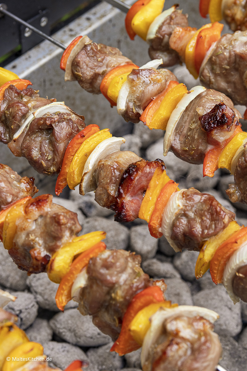 Gegrillte Schweinenackenspieße.