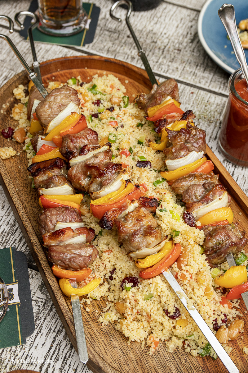 Saftige gegrillte Spieße mit Schweinenacken, Speck, Zwiebeln und Paprika.