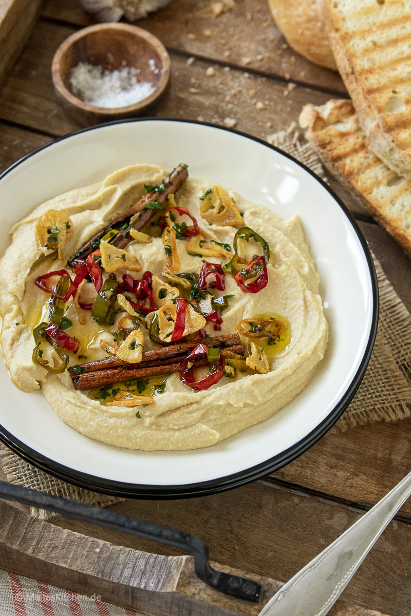 Hummus mit genialem Topping von Ottolenghi.