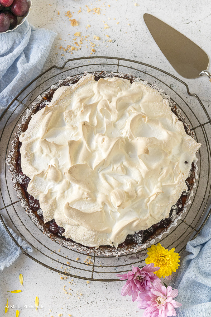 Kirschkuchen mit Baiserhaube.