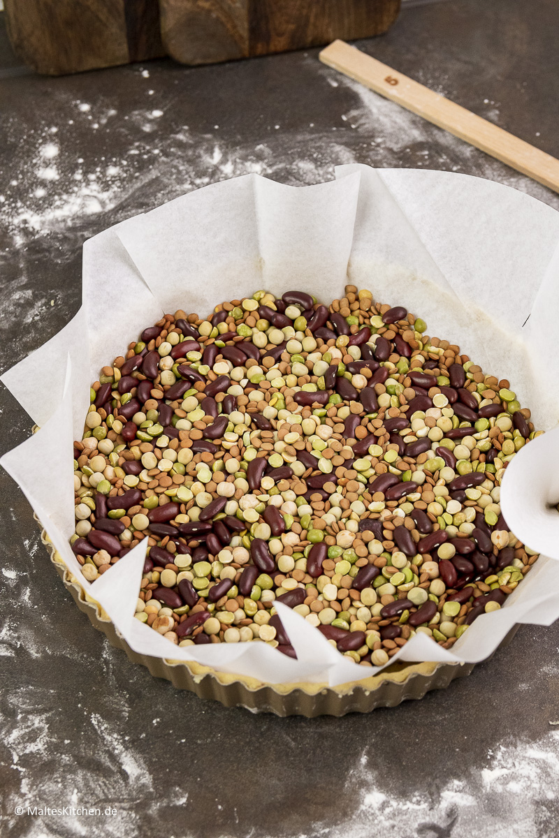 Der Mürbeteig wird blind gebacken.