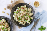 Rezept für schnelle Nudeln mit Joghurtsauce, Basilikum und Pinienkernen
