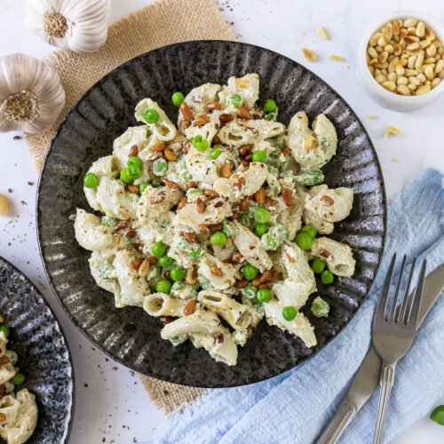 Rezept für schnelle Nudeln mit Joghurtsauce, Basilikum und Pinienkernen
