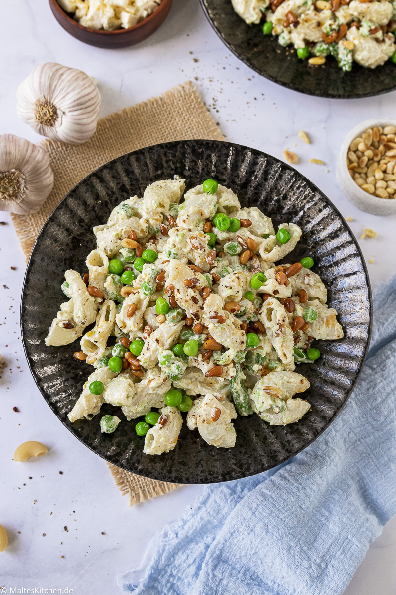 Super leckere und extra cremige Pasta mit Basilikum, Joghurt und Pinienkernen.