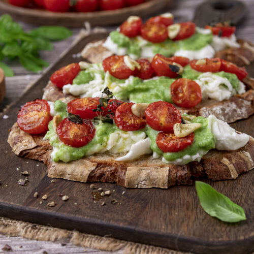 Rezept Bruschatte mit Basilikumcreme und Ofentomaten